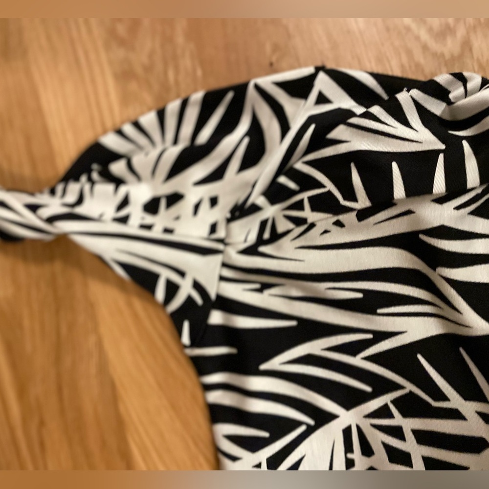 Diane Von Furstenberg Elegant Black and White Patterned Wrap Dress - Picture 4 of 15